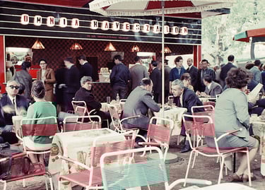 Fekete fehér kép emberek ülnek az Omnia kave szalon